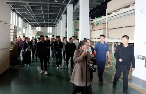 臨沂優(yōu)秀定制工廠代表團(tuán)蒞臨千山板材總部參觀交流，共探裝飾材料新發(fā)展